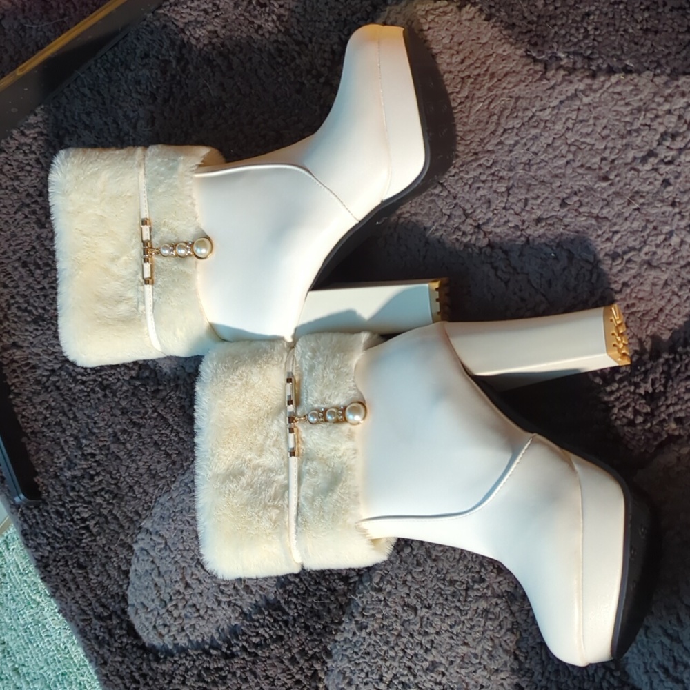 NEW Fur cuff, white platform boots. Size 35
